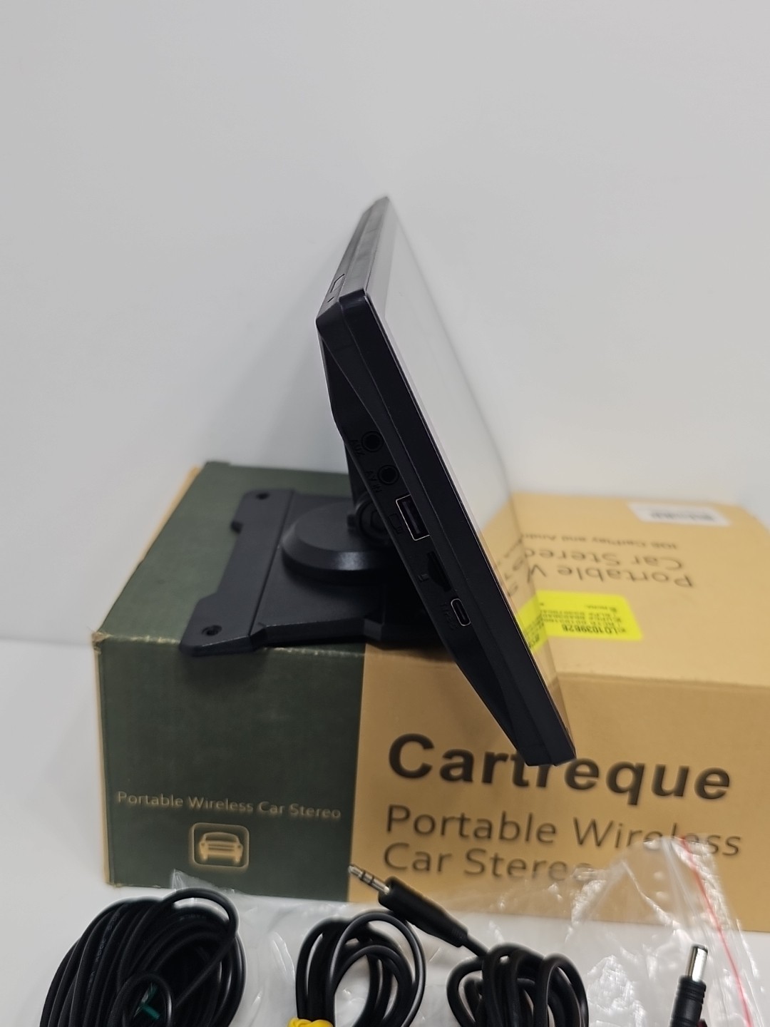 Cartreque Portable Wireless Car Stereo 9″ Touchscreen W/Rear View Camera