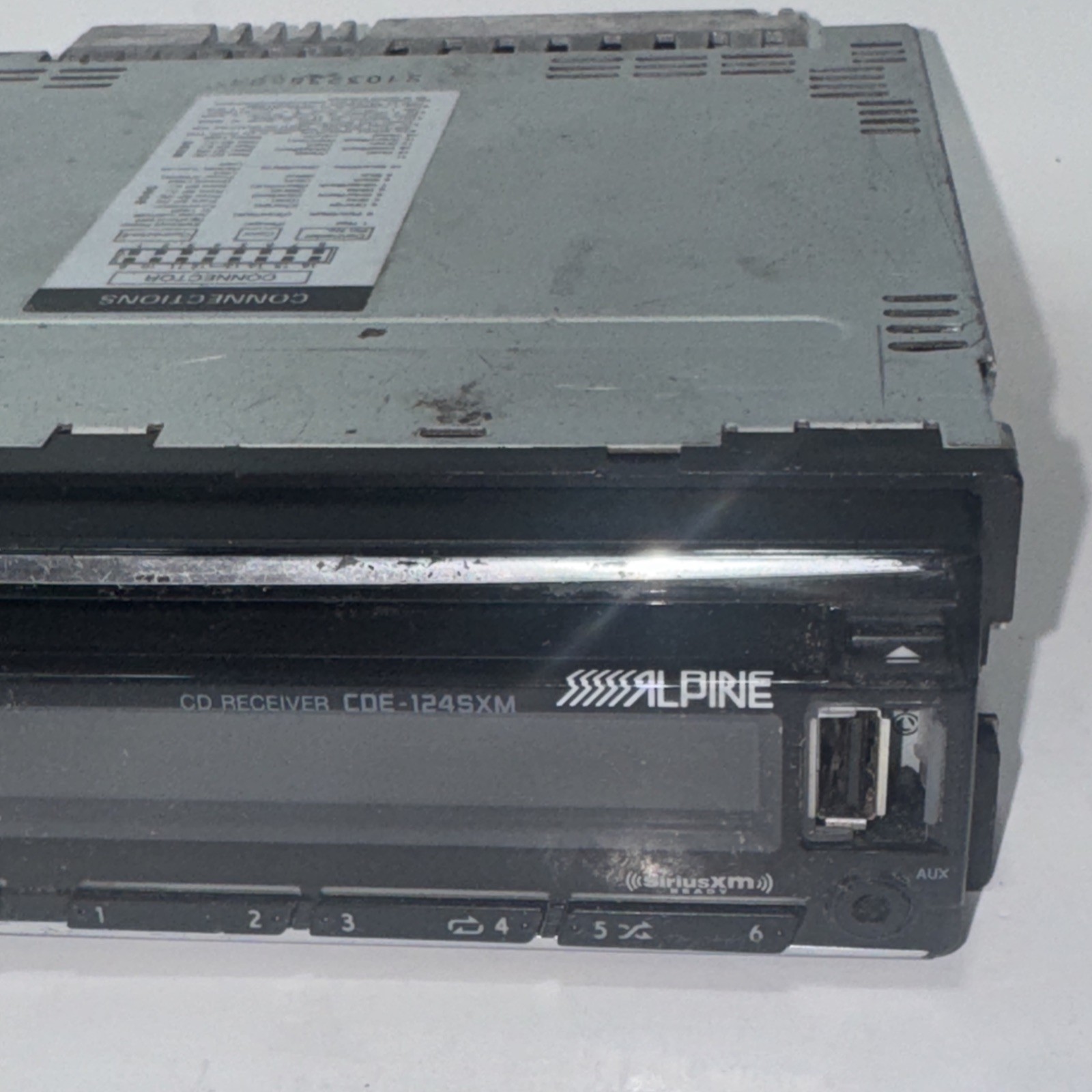 Alpine CDE-124SXM MP3/CD In Dash Receiver USB XM Pandora Radio Detachable Face