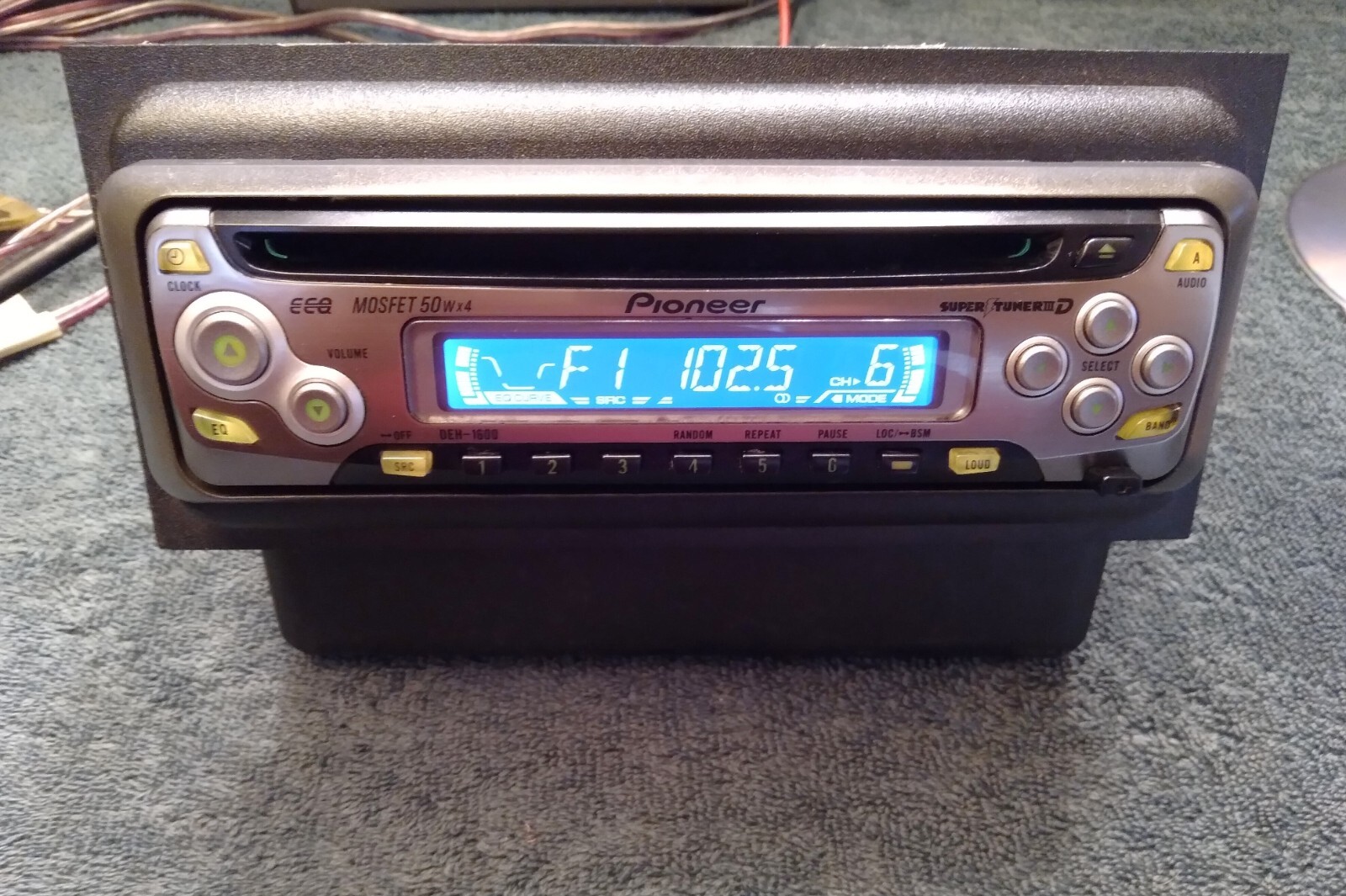 Pioneer “Old School” DEH-1600, CD/ Receiver, 200 watts Easy EQ, Works Great