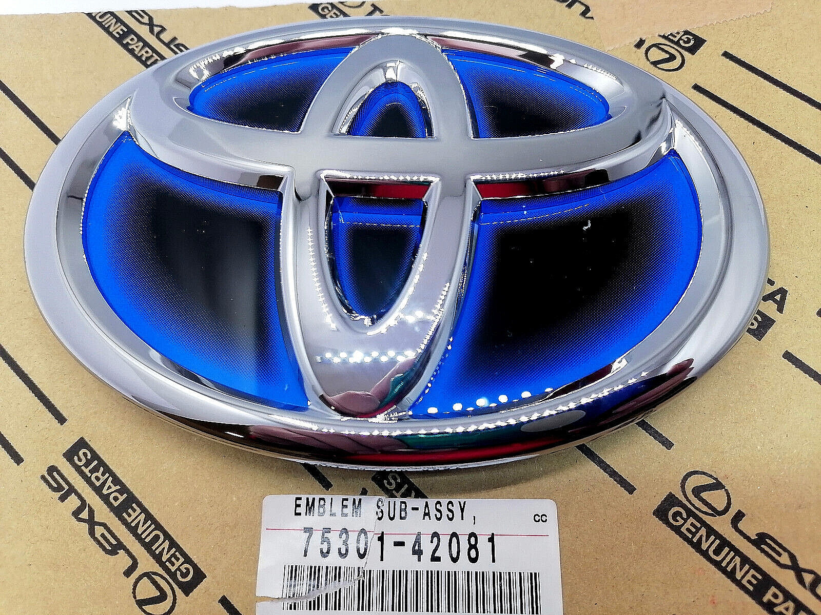 7530142080 NEW GENUINE TOYOTA RAV4 HYBRID 2015-19 FRONT GRILL BADGE NOT RADAR